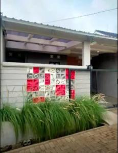 ein Gebäude mit einigen Pflanzen davor in der Unterkunft Villa Fiore in Klampok