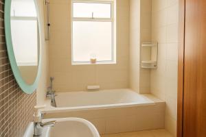 Phòng tắm tại Modern Penthouse with 2 Bedroom & 2 Terraces by Seafront Walk +9 ảnh