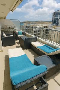 Ban công/sân hiên tại Modern Penthouse with 2 Bedroom & 2 Terraces by Seafront Walk