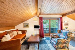 a living room with a couch and a table at Ferienwohnung Freudenthal Bernried in Hapberg