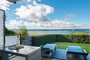 乌尔丁根-米赫尔霍芬Krautter的带桌椅的露台，可欣赏水景