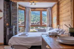 里雾诗Prarion - Modern apartment 4 pax Next to Ski lift - By Cozee Rentals的一间卧室，里面有一张床和一扇大窗户。