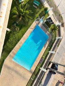 an overhead view of a swimming pool with palm trees at La Serena, Vista al mar y piscina in Coquimbo