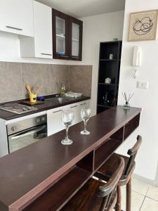 a kitchen with two wine glasses sitting on a counter at La Serena, Vista al mar y piscina in Coquimbo