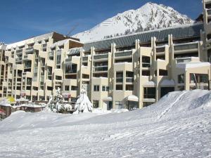 イゾラ 2000にあるBel Appartement Rénové au Pied des Pistes à Isola 2000 - FR-1-292-132の雪山を背景にした大きな建物
