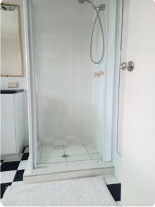 eine Dusche mit einer Glastür in einem Badezimmer in der Unterkunft 3mins walk to shopping centre city bus airport train station in Brisbane
