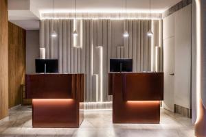 eine Lobby mit zwei Podiums vor einem Vorhang in der Unterkunft AC Hotel by Marriott Cartagena in Cartagena