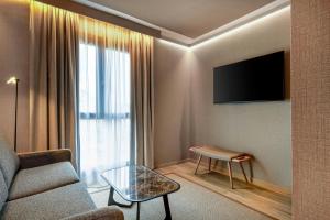ein Wohnzimmer mit Couch und Fernseher in der Unterkunft AC Hotel by Marriott Cartagena in Cartagena