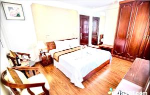 Postel nebo postele na pokoji v ubytování ORANGE Hotel & Suites - Danang City CENTER, near Dragon Bridge