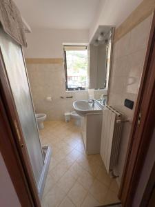 Un baño con lavabo e inodoro en The Lake Stop, en Marone 5 fotos más