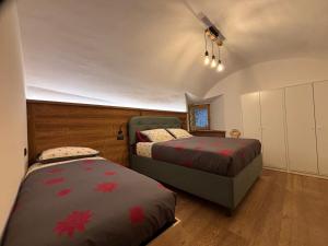 Un dormitorio con dos camas en una habitación. en Baita di noni, en Valdisotto