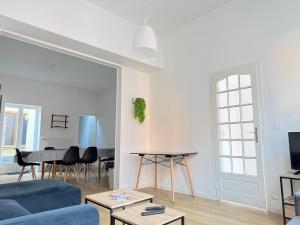 Un televizor și/sau centru de divertisment la Les arts chambres 2 SDB privatif 1 er etage +9 fotografii