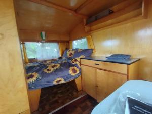 a small room with a bed and a counter at DDR Wohnwagen Heimstolz Wefelinger in Sandau