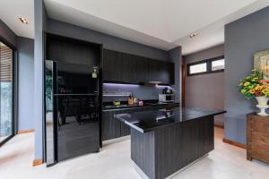 Kuchyň nebo kuchyňský kout v ubytování Villa Coco - Classy Modern 2 Bedroom Pool Villa
