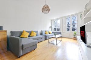 Χώρος καθιστικού στο Heart of Paris 2BR-8P Musee du Louvre 4 Free Netflix