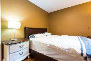 Katil atau katil-katil dalam bilik di Coastal Luxury Suite White Rock