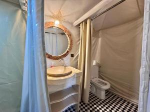 メルズーガにあるErg Chabbi Luxury Campの洗面台、トイレ、鏡のあるバスルーム +41枚の写真