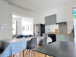 O bucătărie sau chicinetă la Les arts chambres 3 SDB privatif 1 er etage +10 fotografii