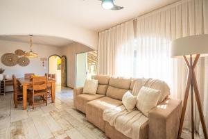 ein Wohnzimmer mit Sofa und Tisch in der Unterkunft Casa térrea com 03 quartos em Canto Grande in Canto Grande