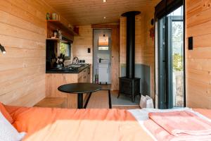 Kuchyň nebo kuchyňský kout v ubytování Secluded Cotswolds Off-Grid Cabin NEW Sept 25