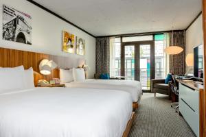 Uma cama ou camas num quarto em The Verb Hotel