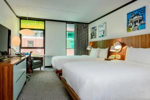 Uma cama ou camas num quarto em The Verb Hotel