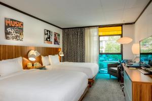 Uma cama ou camas num quarto em The Verb Hotel