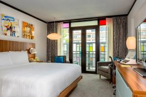 Uma cama ou camas num quarto em The Verb Hotel