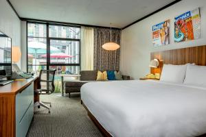 Uma cama ou camas num quarto em The Verb Hotel