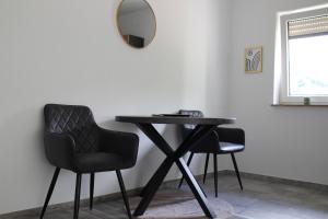 a table and two chairs in a room with a mirror at Auszeit in Bad Dürkheim