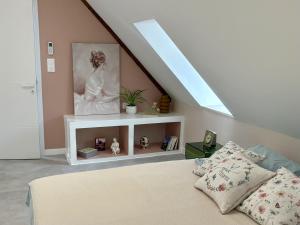 een slaapkamer met een bed en een schilderij aan de muur bij Appart Saint Jo in Colmar