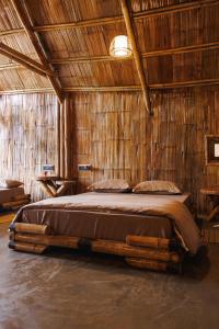 サクルシュプールにあるKaatiKaaduの木製の壁のベッドルーム1室