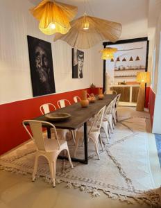 une salle à manger avec une table et des chaises dans l'établissement Riad 24, à Marrakech 107 autres photos