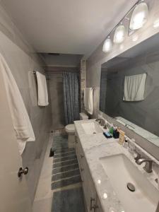 Un baño de Spacious 4BR Home w Pool • Family Friendly
