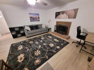 Una televisión o centro de entretenimiento en Spacious 4BR Home w Pool • Family Friendly