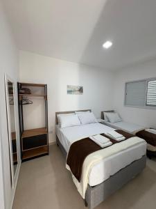 Katil atau katil-katil dalam bilik di Apartamento no centro com vista para o mar