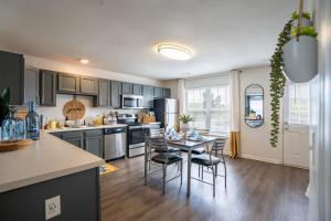 Nhà bếp/bếp nhỏ tại Modern Space Great For Extended Stays Pool & Gym