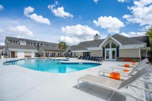 Hồ bơi trong/gần Modern Space Great For Extended Stays Pool & Gym +19 ảnh