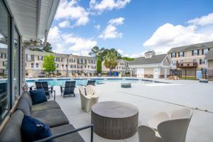 Hồ bơi trong/gần Modern Space Great For Extended Stays Pool & Gym