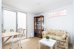 una sala de estar con un sofá y una mesa en Apartamento Retama Laguna Centro, en La Laguna