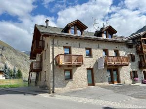 um edifício com varandas nas laterais em Appartamenti Mauro em Livigno