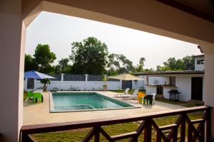 AssinieRésidence AL的阳台享有游泳池的景致。