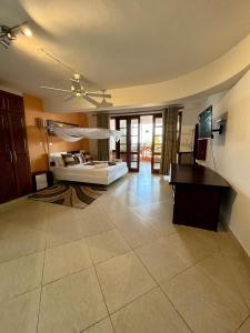 Televisyen dan/atau pusat hiburan di Coastal bliss apartment