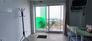 ein Zimmer mit einem Zimmer mit einer Tür zu einem Balkon in der Unterkunft Flor da Natureza - Natureza in Pilar