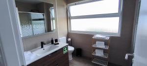 ein Badezimmer mit Waschbecken und Spiegel in der Unterkunft Flor da Natureza - Natureza in Pilar