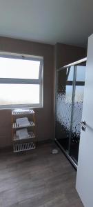 Zimmer mit einem großen Fenster und einer Glastür in der Unterkunft Flor da Natureza - Natureza in Pilar + 7 Fotos