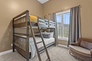 Una cama o camas en una habitación de Arch Fun Lodge - Game Room, Theater, HotTub & View