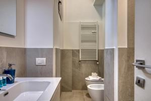 Ένα μπάνιο στο I-Host Apartment - Maffei 20 +26 φωτογραφίες
