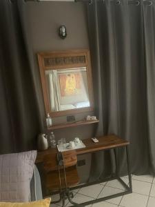 ein Schlafzimmer mit einem Tisch, auf dem ein Fernseher steht in der Unterkunft Casa 774 in Passirano