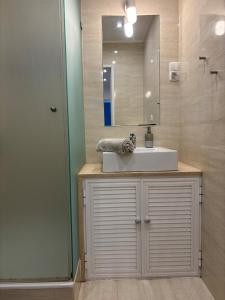 a bathroom with a sink and a mirror at For4Apartment in Bicas